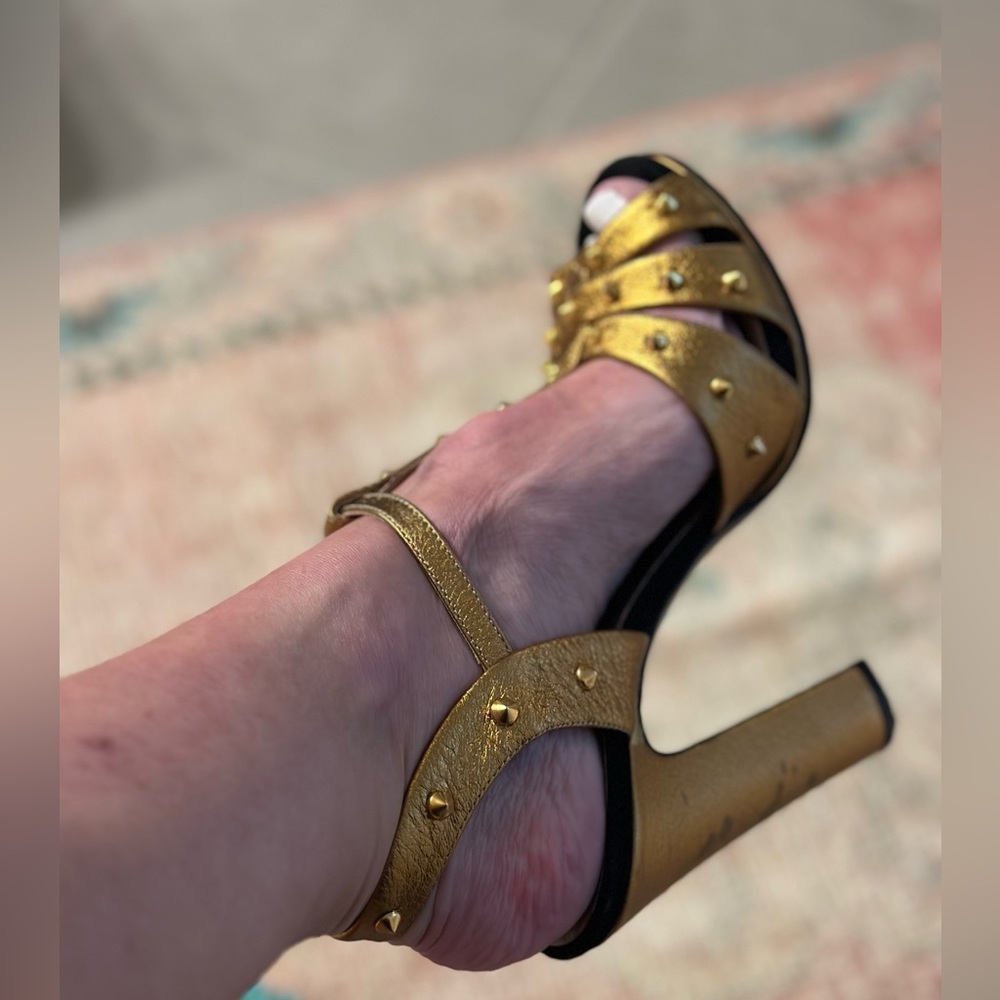 Gucci Metallic Gold Studded T-Strap Sandals - Picture 6 of 8